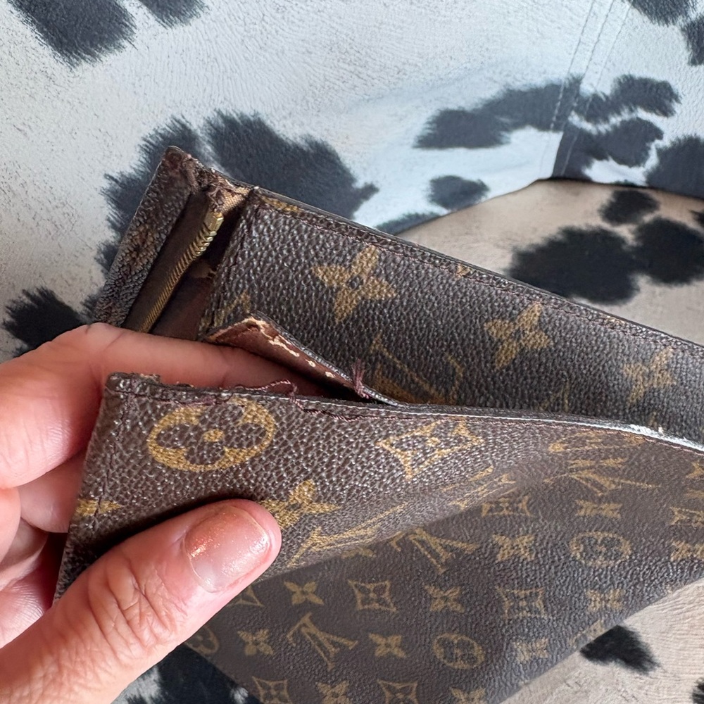 Louis Vuitton Monogram 26 Toiletry Pouch - Picture 10 of 16